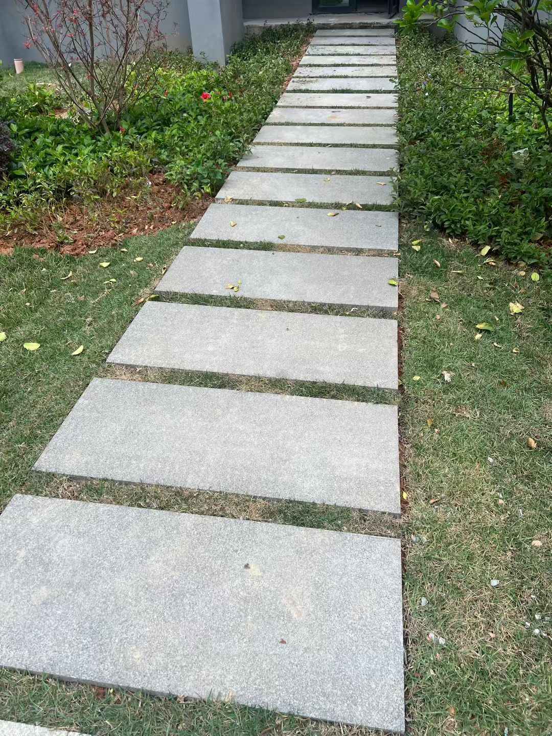 固原 芝麻黑小区踏步、汀步石铺装效果